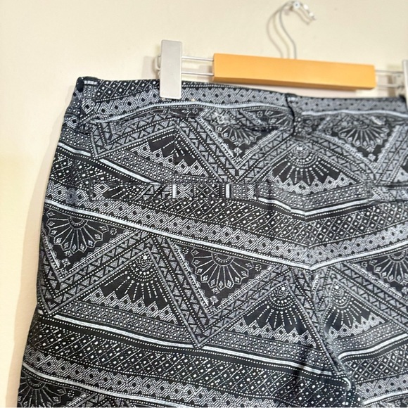3/$10⚡️American Eagle Black & White Patterned Midi Length Shorts 5” Inseam - Picture 10 of 14
